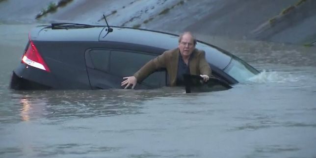 Un homme échappe aux inondations devant les caméras de journalistes au Texas