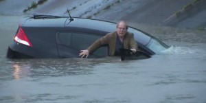Un homme échappe aux inondations devant les caméras de journalistes au Texas