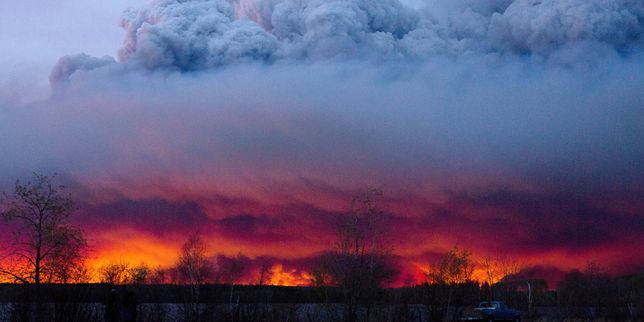 Au Canada, un incendie de forêt transforme Fort McMurray en ville fantôme