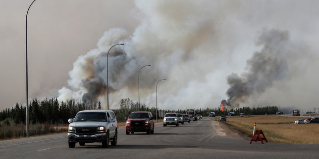 Au Canada, l’exode par terre et par air pour fuir l’incendie à Fort McMurray