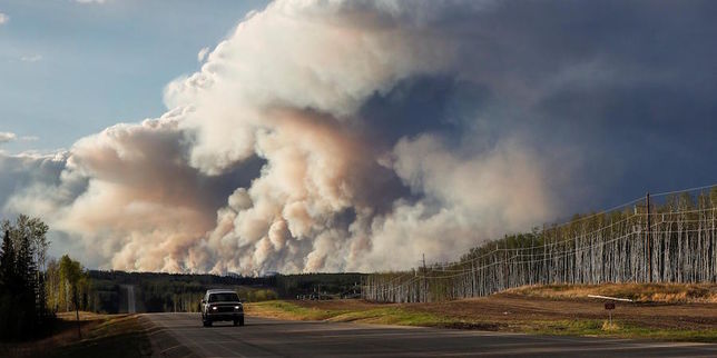 Canada : des milliers d’évacués traversent Fort McMurray, toujours dévoré par les flammes