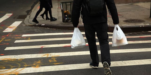 A New York, les sacs plastique et papier seront bientôt payants