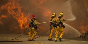 Un violent incendie au nord de Los Angeles menace des quartiers résidentiels