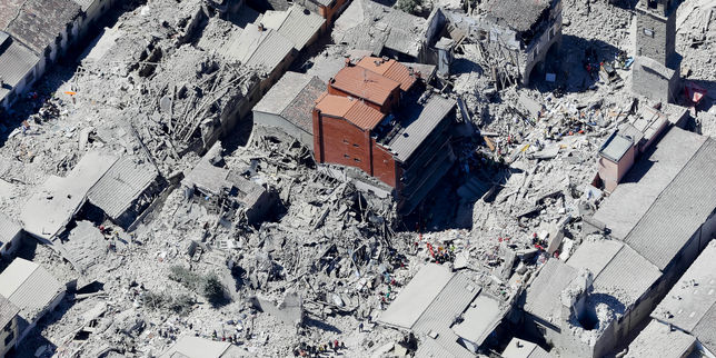 Un drone filme une ville dévastée par le séisme en Italie