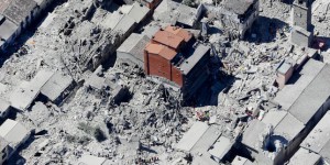 Un drone filme une ville dévastée par le séisme en Italie