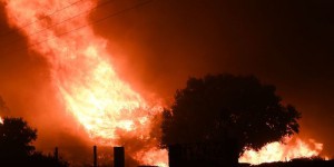 En images : des incendies « de grande ampleur » ravagent le sud-est de la France
