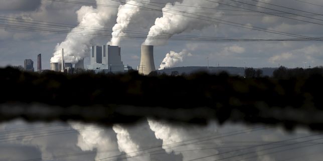 Climat : deux banques françaises vont arrêter de financer de nouvelles centrales à charbon