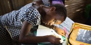 Des cartables solaires pour faire ses devoirs à Koroukro et devenir docteur à Abidjan