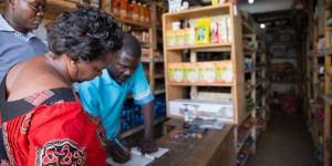 Au Kenya, les marchandes de soleil domestique