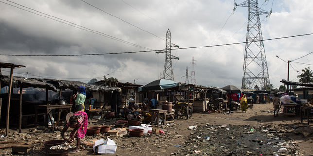 Au quartier Espoir d’Abidjan, les habitants rêvent de vivre enfin dans la lumière