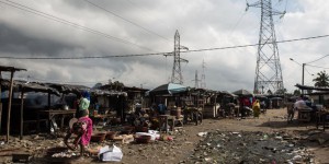 Au quartier Espoir d’Abidjan, les habitants rêvent de vivre enfin dans la lumière
