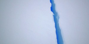 Une énorme fissure dans la banquise de l’Antarctique, filmée par un drone