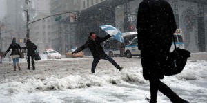 Une tempête de neige s’abat sur New York