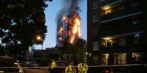 Dans l’ouest de Londres une tour de 27 étages est ravagée par les flammes