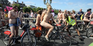 A Madrid, des cyclistes tout nus roulent pour faire la promotion du vélo
