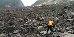 Près de cent personnes seraient ensevelies après un glissement de terrain en Chine