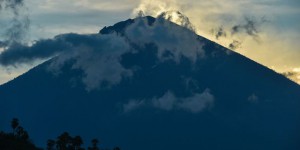 A Bali, le volcan Agung gronde et menace