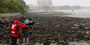 Irma en Floride : est-il bien raisonnable que les reporters télé « couvrent » un ouragan les pieds dans l’eau ?