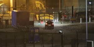 Des militants de Greenpeace tirent un feu d’artifice sur le site d’une centrale nucléaire