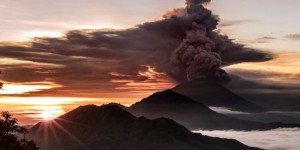 A Bali, la fumée du volcan Agung perturbe le trafic aérien
