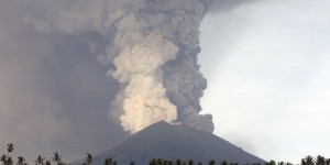 Volcan Agung : les premières coulées de lave à Bali