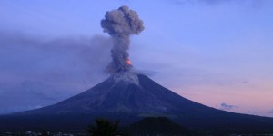 Aux Philippines, des milliers de personnes fuient la menace du volcan Mayon