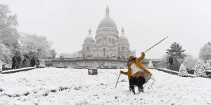 Des images peu habituelles de la neige en région parisienne