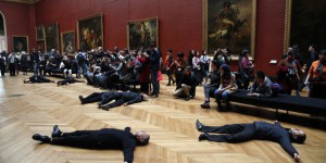 Des militants écologistes au Louvre pour protester contre le mécène Total