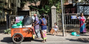 En Inde, les chiffonnières de Pune transforment les ordures en roupies