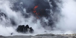La lave du volcan hawaïen Kilauea atteint l’océan Pacifique, provoquant un gaz toxique