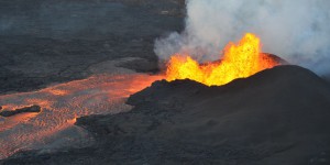 Hawaï : une rivière de lave s’échappe du volcan Kilauea