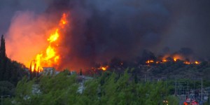 Athènes encerclée par quinze départs de feu