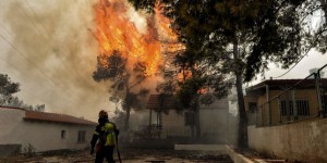 La Grèce ravagée par des incendies meurtriers