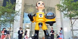 Des habitants de Fukushima se plaignent d’une statue vêtue d’une combinaison antiradiation