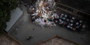 A Shanghaï, des volontaires aident au tri des ordures à la source