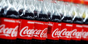 Pourquoi la multinationale Coca-Cola a-t-elle réduit la taille de ses bouteilles ?