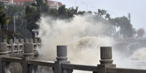 Le typhon Mangkhut sème le chaos à Hongkong et arrive en Chine continentale
