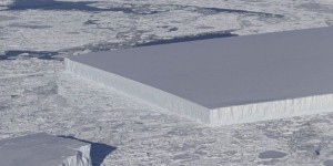 En Antarctique, la dérive d’un iceberg rectangulaire