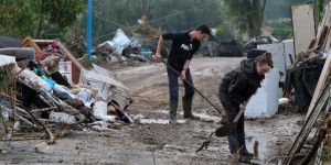 Aude : Macron auprès des sinistrés, une semaine après les inondations meurtrières
