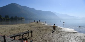 Non, le niveau du lac d’Annecy n’a pas été « volontairement » abaissé