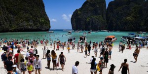 Thaïlande : la baie rendue célèbre par le film « La Plage » dégradée par le tourisme de masse