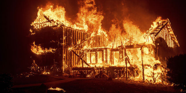 En Californie, l’incendie Camp Fire devient incontrôlable et menace Malibu