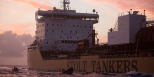Des militants de Greenpeace abordent un navire transportant de l’huile de palme