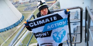 En Pologne, des militants de Greenpeace escaladent la plus grande centrale à charbon d’Europe