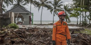 Comment les secours s’organisent-ils après le tsunami en Indonésie ?