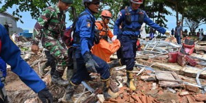 Tsunami en Indonésie : les secouristes à la peine dans les décombres