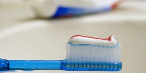 Du dioxyde de titane présent dans deux tiers des dentifrices