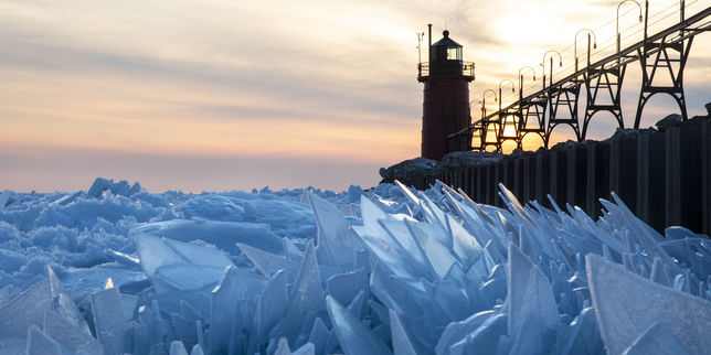 Aux Etats-Unis, le vortex polaire fige le lac Michigan en un paysage irréel