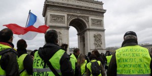« Gilets jaunes » en direct : premiers heurts sur les Champs-Elysées à Paris