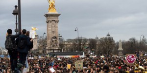 « Votre planète, bleue ou saignante ? » Des dizaines de milliers jeunes français marchent pour le climat